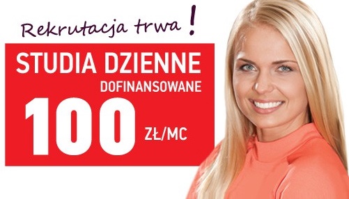 Kobieta uśmiechająca się, promująca dofinansowane studia dzienne z opłatą 100 zł/mc.