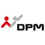 Logo z literami "DPM" oraz stylizowanymi sylwetkami ludzi.