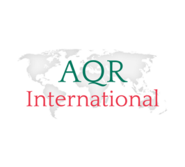 Logo AQR International z konturem mapy świata w tle.