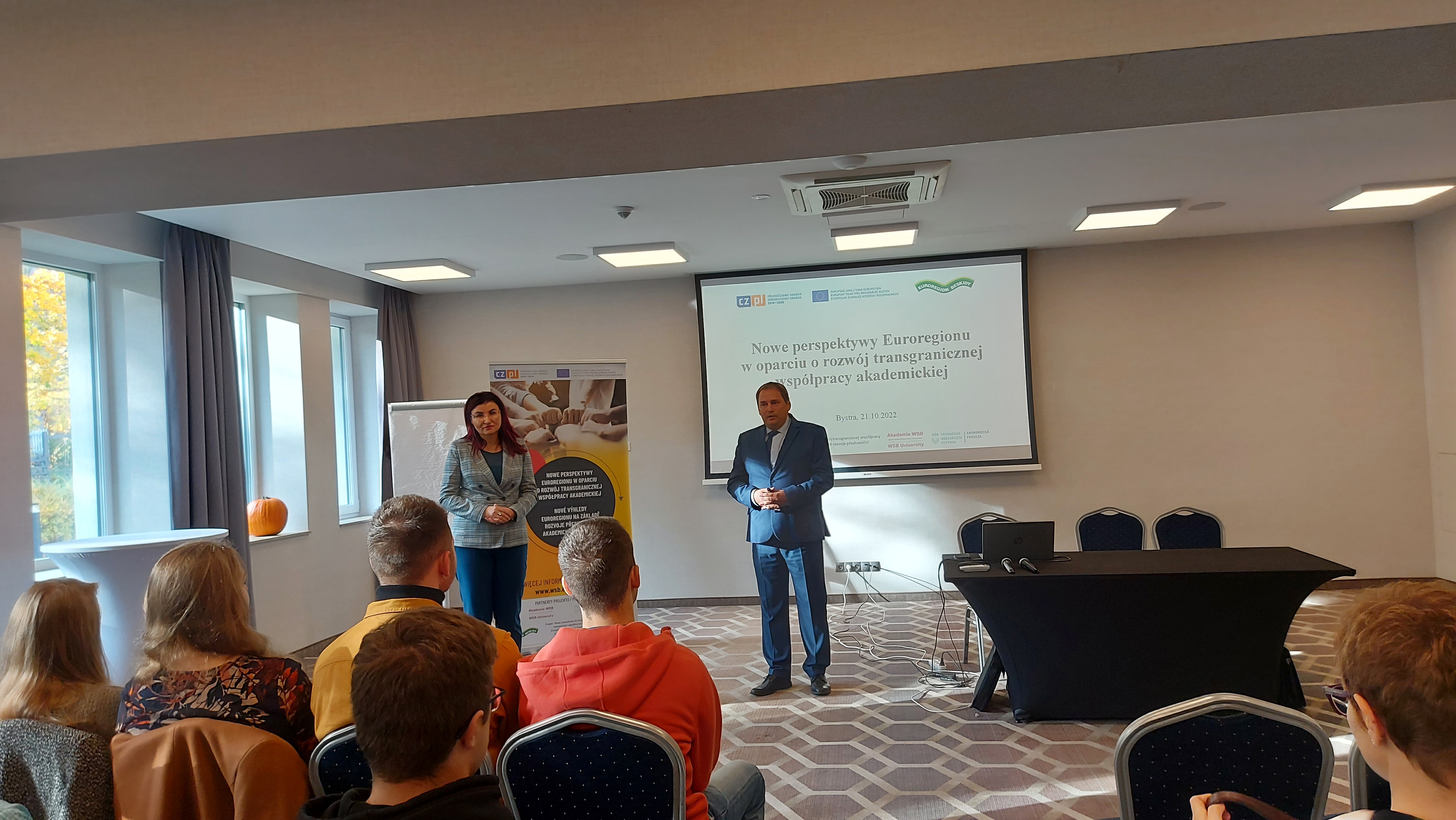 Spotkanie dotyczące rozwoju Euroregionu i współpracy akademickiej, z prezentacją i uczestnikami na sali.