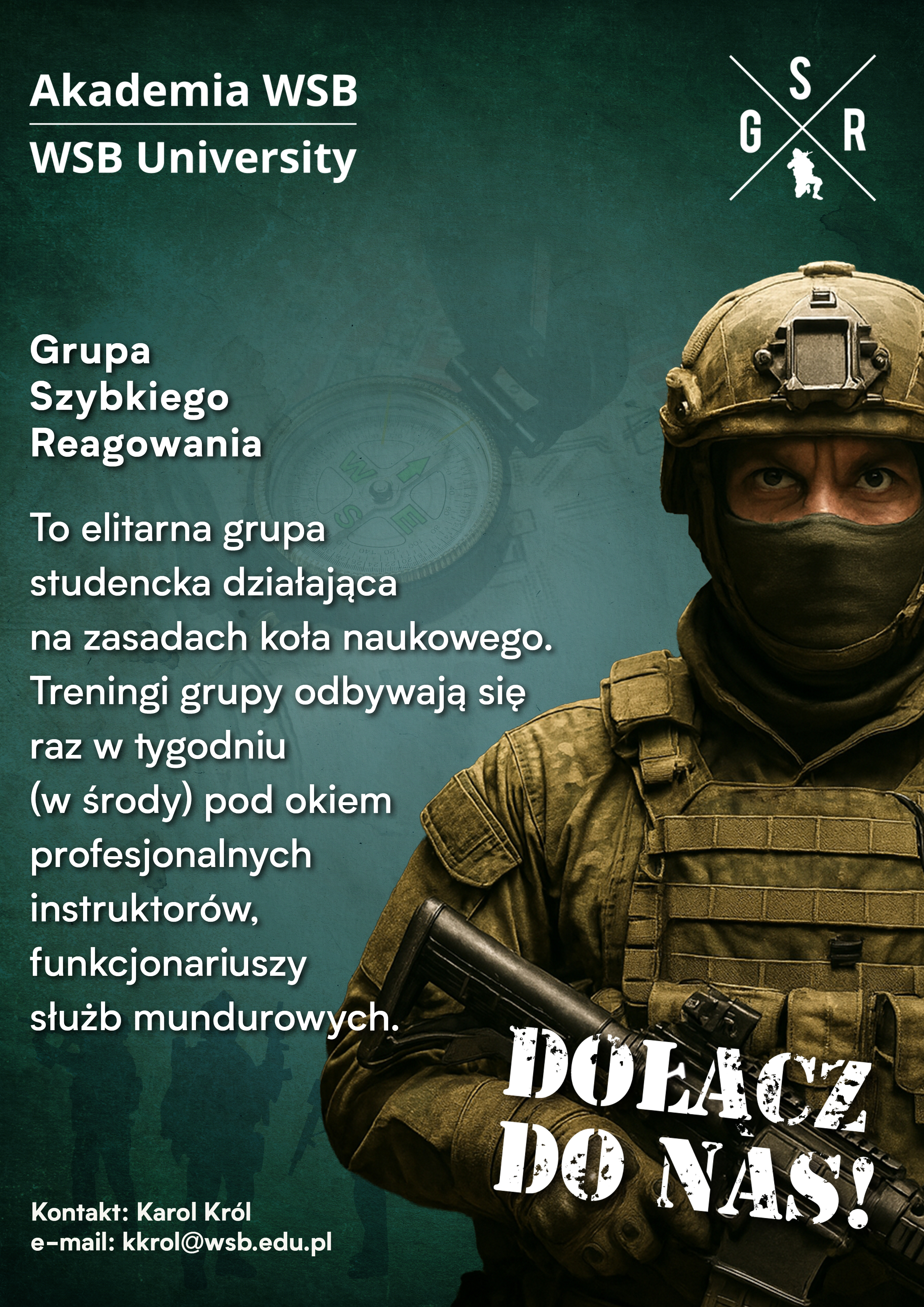 Grupa osób ubranych w czarne koszulki, pozujących w sali treningowej.