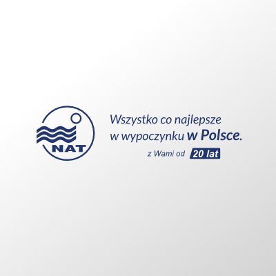 Logo firmy NAT z hasłem promującym najlepsze wypoczynki w Polsce przez 20 lat.