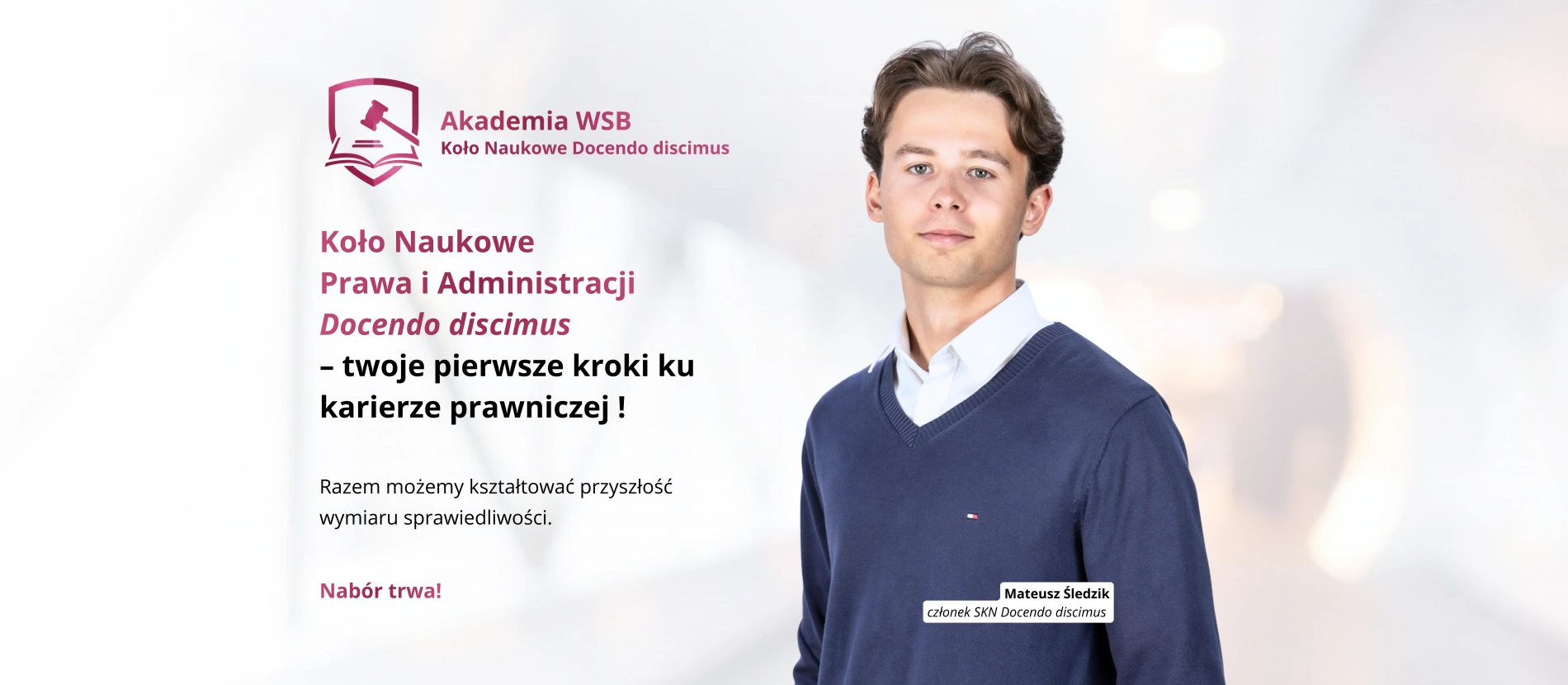 tło: Koło Naukowe  Prawa i Administracji  Docendo discimus – twoje pierwsze kroki ku karierze prawniczej!