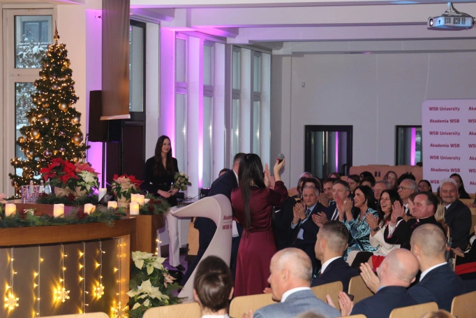 Zdjęcie nr 10 z galerii Uroczyste spotkanie wigilijno-noworoczne w Akademii WSB za nami