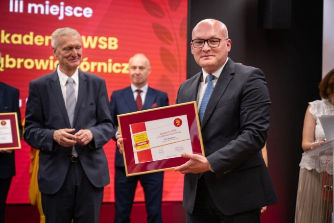 Zdjęcie nr 1 z galerii Akademia WSB nie schodzi z podium najlepszych uczelni w Polsce