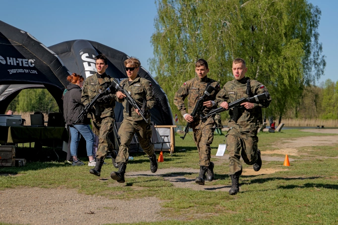 Zdjęcie nr 4 z galerii Akademia WSB kształtuje przyszłych obrońców kraju – XIII Ogólnopolski Turniej Klas Mundurowych