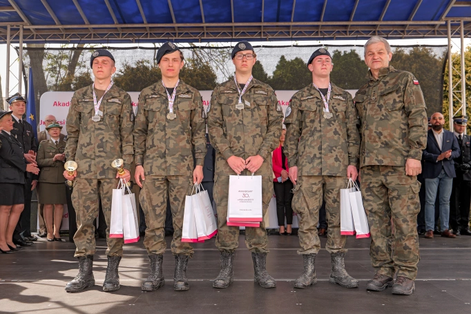 Zdjęcie nr 16 z galerii Akademia WSB kształtuje przyszłych obrońców kraju – XIII Ogólnopolski Turniej Klas Mundurowych