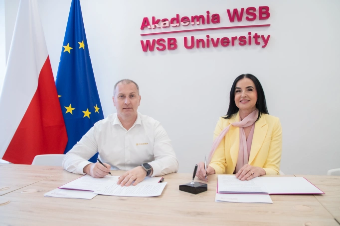 Zdjęcie nr 2 z galerii Akademia WSB i Ficomirrors Polska łączą siły – strategiczna współpraca nauki i przemysłu