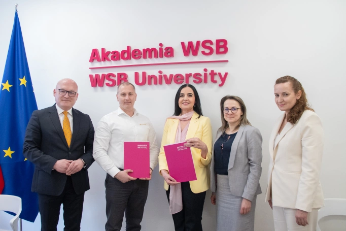 Zdjęcie nr 1 z galerii Akademia WSB i Ficomirrors Polska łączą siły – strategiczna współpraca nauki i przemysłu
