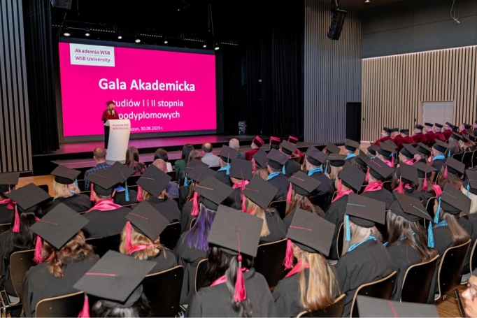 Zdjęcie nr 56 z galerii Gala Akademicka 2025 – święto Absolwentów Akademii WSB w Cieszynie