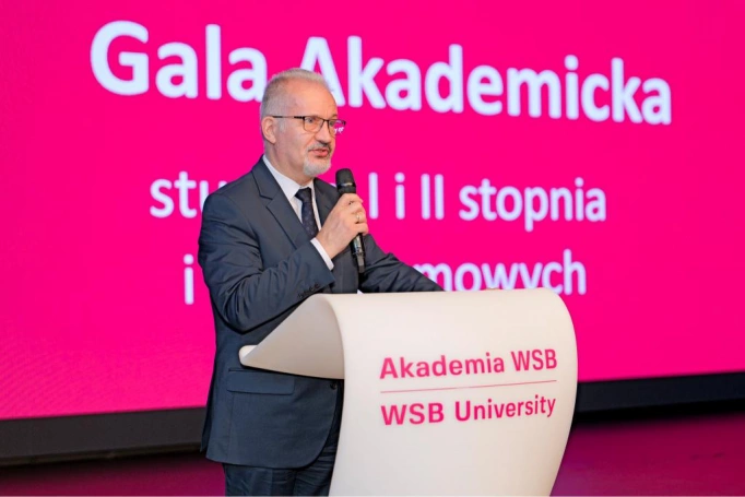 Zdjęcie nr 57 z galerii Gala Akademicka 2025 – święto Absolwentów Akademii WSB w Cieszynie