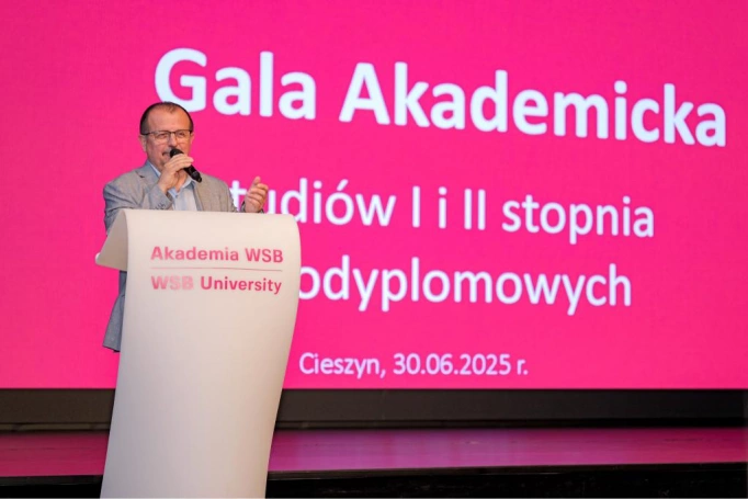Zdjęcie nr 58 z galerii Gala Akademicka 2025 – święto Absolwentów Akademii WSB w Cieszynie