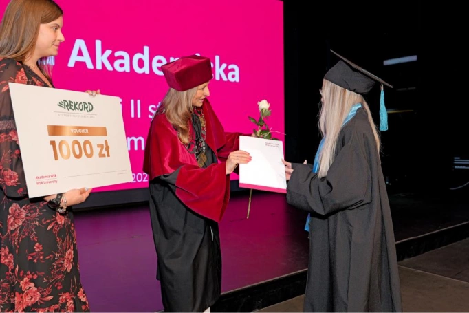 Zdjęcie nr 23 z galerii Gala Akademicka 2025 – święto Absolwentów Akademii WSB w Cieszynie