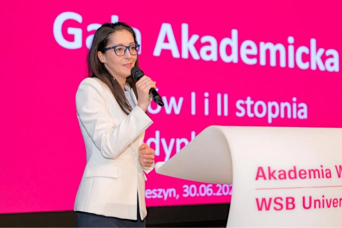 Zdjęcie nr 25 z galerii Gala Akademicka 2025 – święto Absolwentów Akademii WSB w Cieszynie