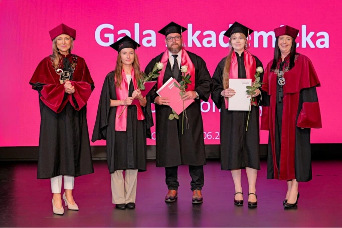 Zdjęcie nr 28 z galerii Gala Akademicka 2025 – święto Absolwentów Akademii WSB w Cieszynie