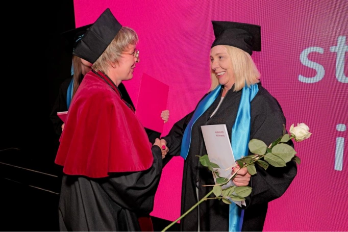 Zdjęcie nr 33 z galerii Gala Akademicka 2025 – święto Absolwentów Akademii WSB w Cieszynie