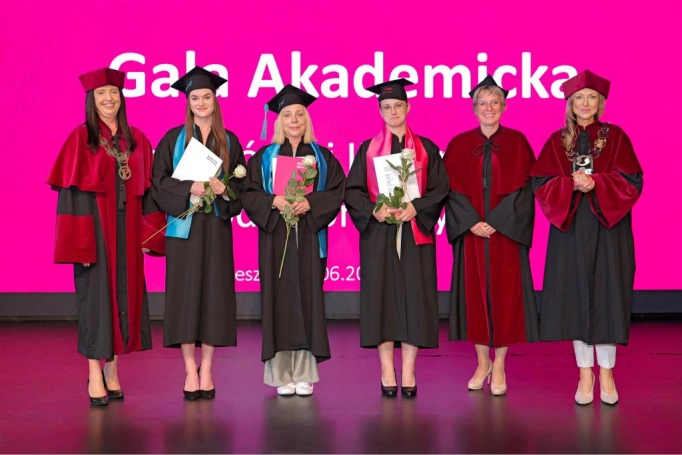 Zdjęcie nr 34 z galerii Gala Akademicka 2025 – święto Absolwentów Akademii WSB w Cieszynie