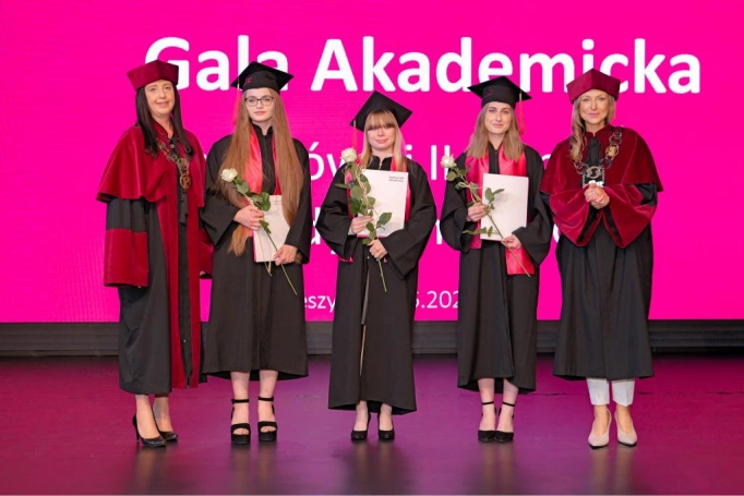 Zdjęcie nr 35 z galerii Gala Akademicka 2025 – święto Absolwentów Akademii WSB w Cieszynie
