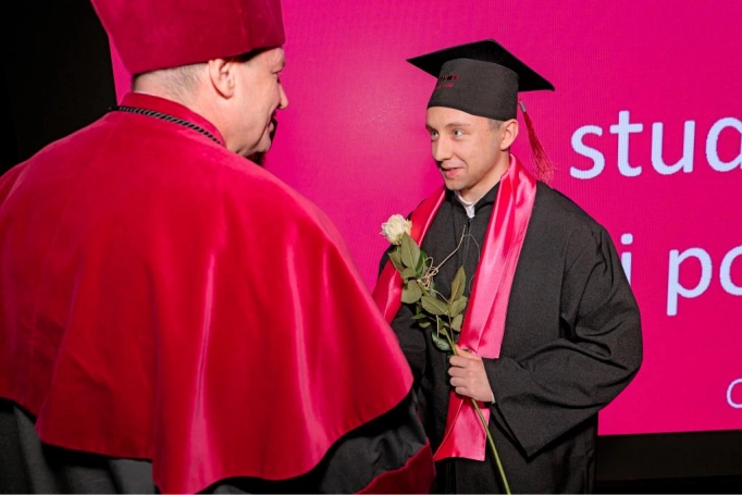 Zdjęcie nr 8 z galerii Gala Akademicka 2025 – święto Absolwentów Akademii WSB w Cieszynie
