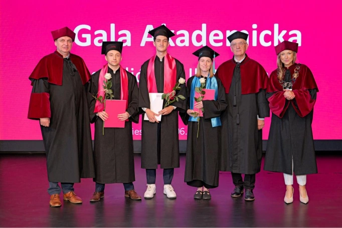 Zdjęcie nr 10 z galerii Gala Akademicka 2025 – święto Absolwentów Akademii WSB w Cieszynie