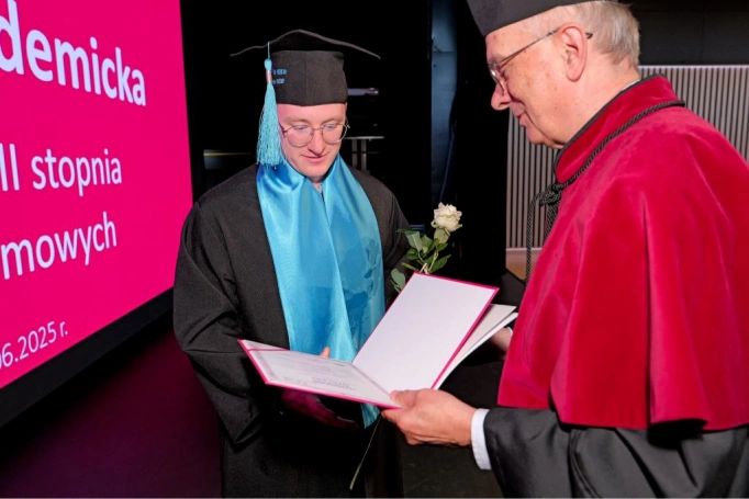 Zdjęcie nr 12 z galerii Gala Akademicka 2025 – święto Absolwentów Akademii WSB w Cieszynie