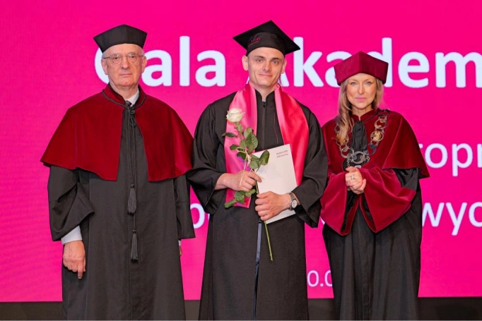Zdjęcie nr 16 z galerii Gala Akademicka 2025 – święto Absolwentów Akademii WSB w Cieszynie