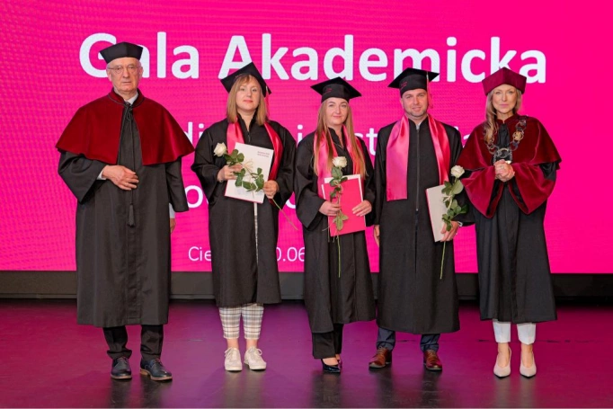 Zdjęcie nr 20 z galerii Gala Akademicka 2025 – święto Absolwentów Akademii WSB w Cieszynie