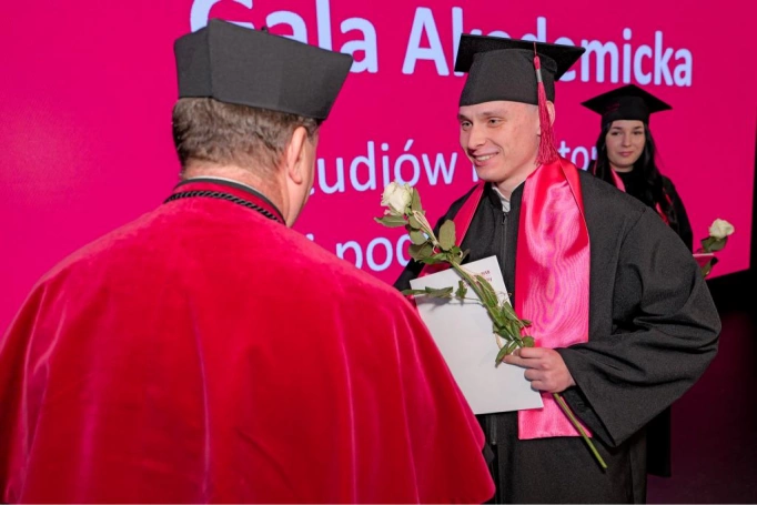 Zdjęcie nr 61 z galerii Gala Akademicka 2025 – święto Absolwentów Akademii WSB w Cieszynie