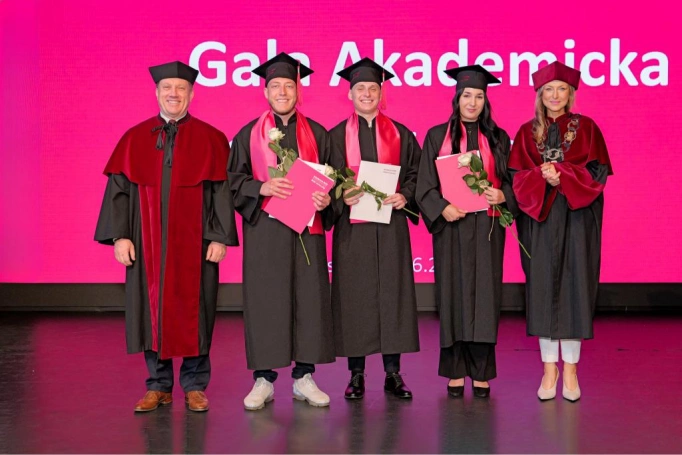 Zdjęcie nr 63 z galerii Gala Akademicka 2025 – święto Absolwentów Akademii WSB w Cieszynie