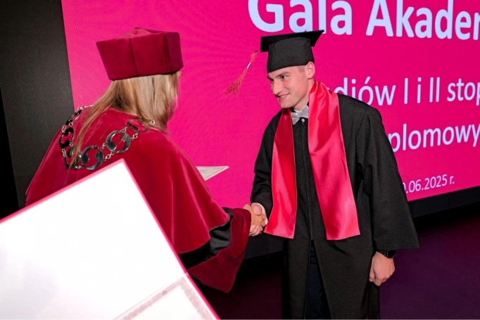 Zdjęcie nr 68 z galerii Gala Akademicka 2025 – święto Absolwentów Akademii WSB w Cieszynie