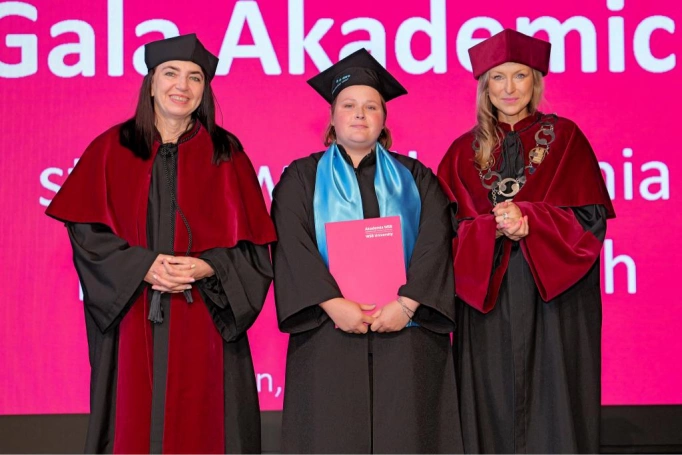 Zdjęcie nr 72 z galerii Gala Akademicka 2025 – święto Absolwentów Akademii WSB w Cieszynie