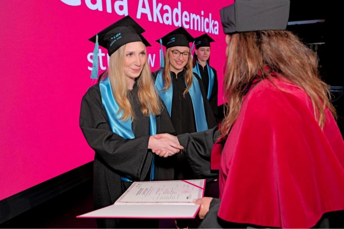 Zdjęcie nr 73 z galerii Gala Akademicka 2025 – święto Absolwentów Akademii WSB w Cieszynie