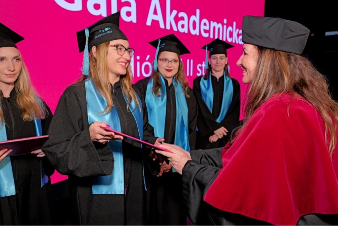 Zdjęcie nr 74 z galerii Gala Akademicka 2025 – święto Absolwentów Akademii WSB w Cieszynie