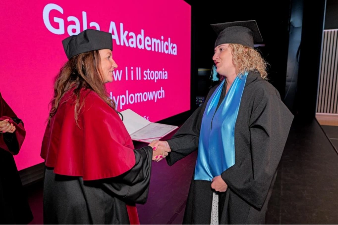 Zdjęcie nr 77 z galerii Gala Akademicka 2025 – święto Absolwentów Akademii WSB w Cieszynie