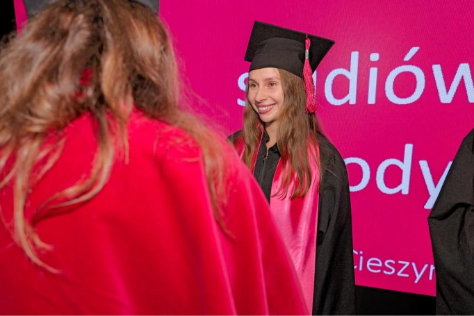 Zdjęcie nr 78 z galerii Gala Akademicka 2025 – święto Absolwentów Akademii WSB w Cieszynie