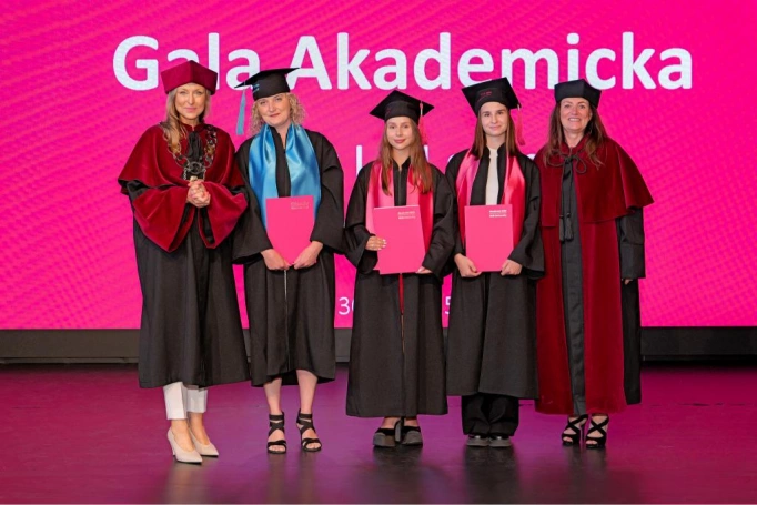 Zdjęcie nr 80 z galerii Gala Akademicka 2025 – święto Absolwentów Akademii WSB w Cieszynie