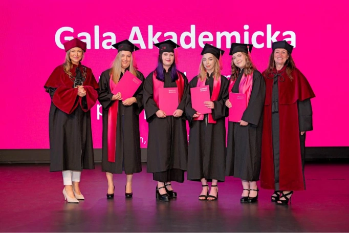 Zdjęcie nr 83 z galerii Gala Akademicka 2025 – święto Absolwentów Akademii WSB w Cieszynie