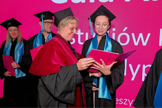 Zdjęcie nr 86 z galerii Gala Akademicka 2025 – święto Absolwentów Akademii WSB w Cieszynie