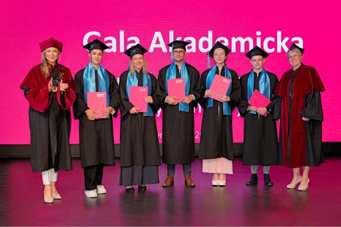 Zdjęcie nr 87 z galerii Gala Akademicka 2025 – święto Absolwentów Akademii WSB w Cieszynie