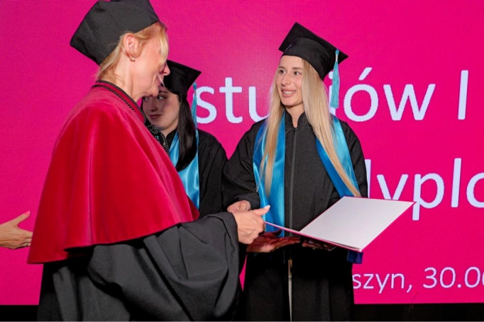 Zdjęcie nr 89 z galerii Gala Akademicka 2025 – święto Absolwentów Akademii WSB w Cieszynie
