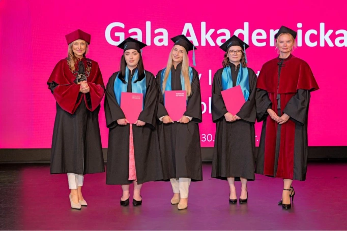 Zdjęcie nr 90 z galerii Gala Akademicka 2025 – święto Absolwentów Akademii WSB w Cieszynie