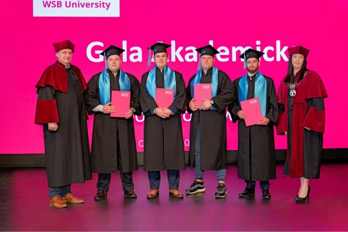 Zdjęcie nr 92 z galerii Gala Akademicka 2025 – święto Absolwentów Akademii WSB w Cieszynie