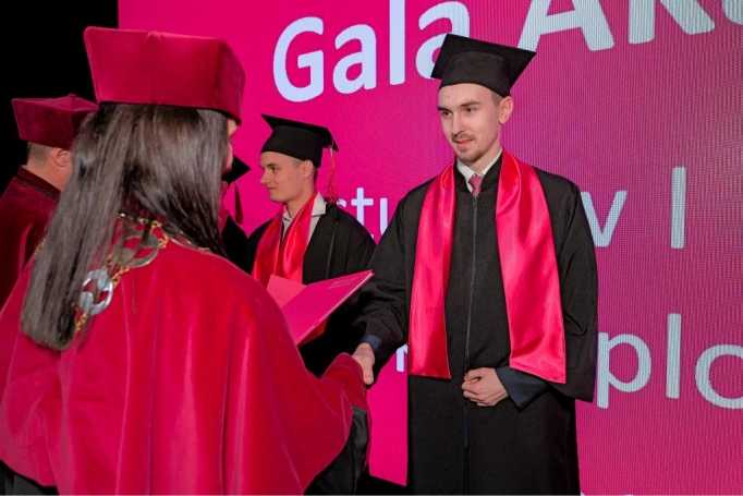Zdjęcie nr 95 z galerii Gala Akademicka 2025 – święto Absolwentów Akademii WSB w Cieszynie