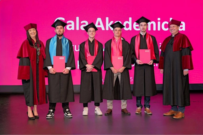 Zdjęcie nr 96 z galerii Gala Akademicka 2025 – święto Absolwentów Akademii WSB w Cieszynie