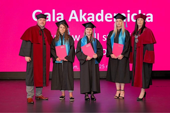 Zdjęcie nr 99 z galerii Gala Akademicka 2025 – święto Absolwentów Akademii WSB w Cieszynie