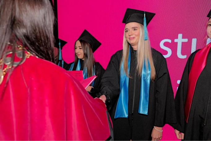 Zdjęcie nr 101 z galerii Gala Akademicka 2025 – święto Absolwentów Akademii WSB w Cieszynie