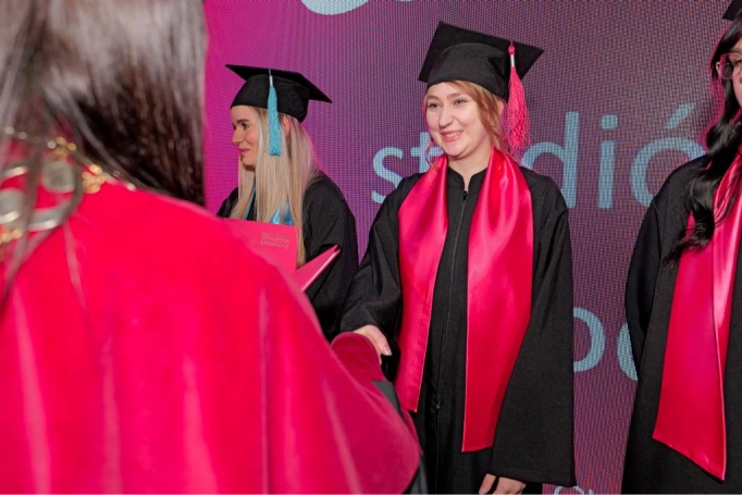Zdjęcie nr 102 z galerii Gala Akademicka 2025 – święto Absolwentów Akademii WSB w Cieszynie