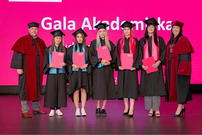 Zdjęcie nr 104 z galerii Gala Akademicka 2025 – święto Absolwentów Akademii WSB w Cieszynie
