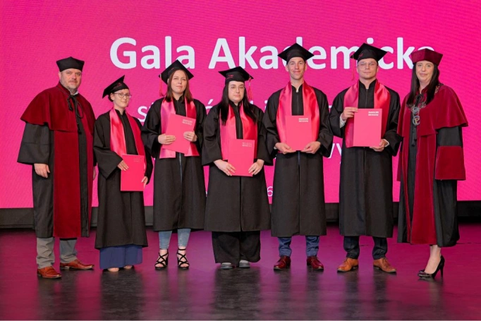 Zdjęcie nr 105 z galerii Gala Akademicka 2025 – święto Absolwentów Akademii WSB w Cieszynie