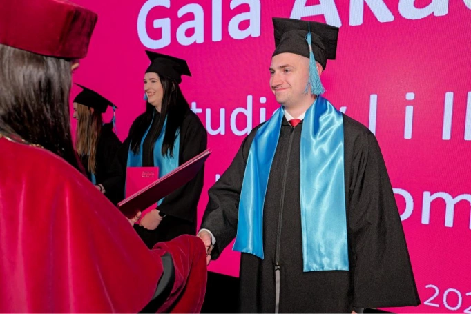 Zdjęcie nr 109 z galerii Gala Akademicka 2025 – święto Absolwentów Akademii WSB w Cieszynie